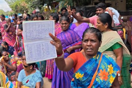 பரமக்குடியில் மகளிர் சுய உதவிக் குழுவினர் சாலை மறியல் !